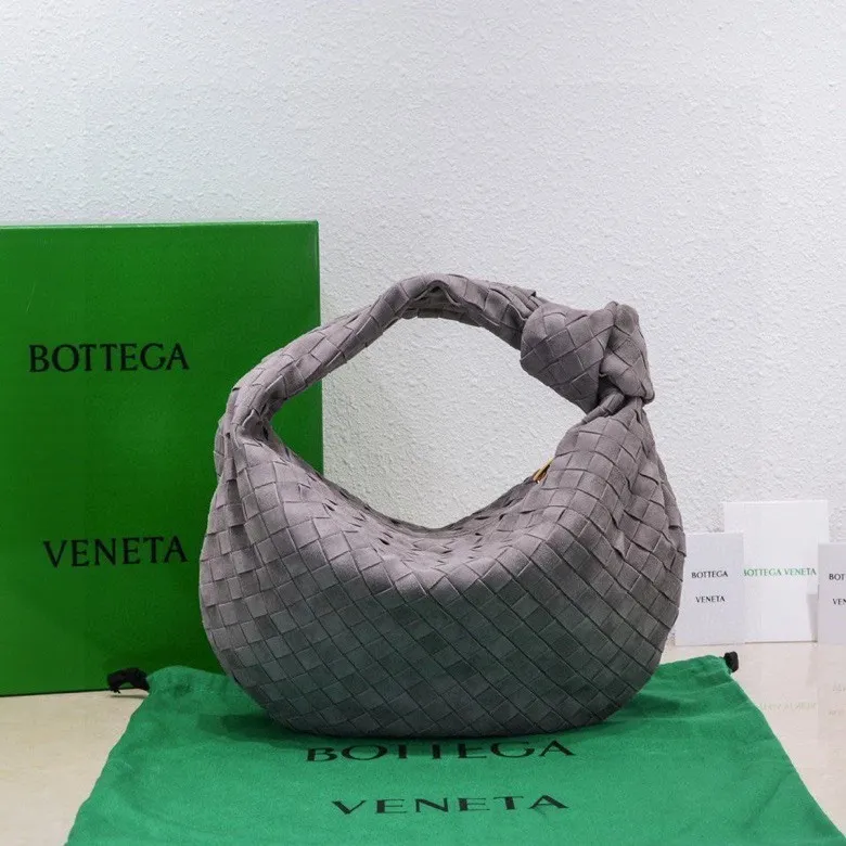 Batch 1460 JODIE Sheep Suede Medium size comes out of Huo~ It is much more practical than small size. The shape is still fashionable and good-looking. Made of classic Yangjin weaving. The iconic weaving has always been the most proud design of BV. The soft shape is super suitable for concave shape~ Not only the size has been changed, the quality details are also more refined. The version is more round and Q. The medium size has more styles. It is not only practical and can hold everything, but also can carry Jodie's fashionable concave shape. It’s really both practical and fashionable. It’s awesome! Size: 36x21x13, model: 6697# frosted leather